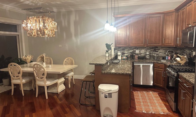 North Kenwood Condominio | 2 bedroom condo in North Kenwood Hyde Park with elevator.