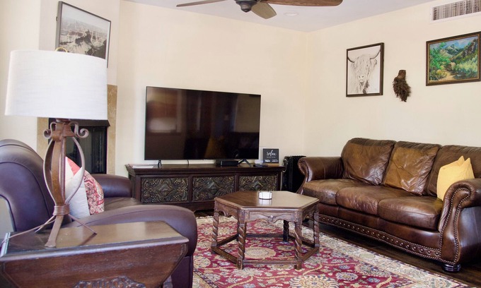 Tucson Condominio | 2-Bedroom Condo in the Foothills, La Encantada, Galleries and Restaurants!