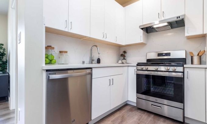 Chinatown Condominio | 2 Bedroom Condo L-561681 by Houzlet