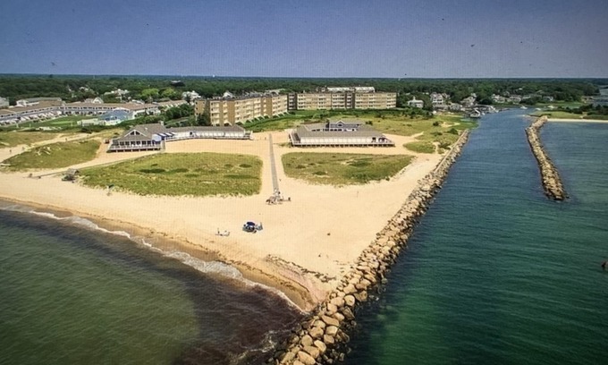 West Harwich Condominio | 2 bedroom condo, private beach, pool, tennis, pickle ball and dining