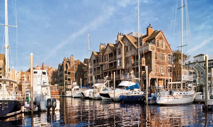 Historic Hill Condominio | 2 Bedroom Condo, Sleeps 6, Kitchen, Downtown Newport, on Wyndham Onshore Resort!