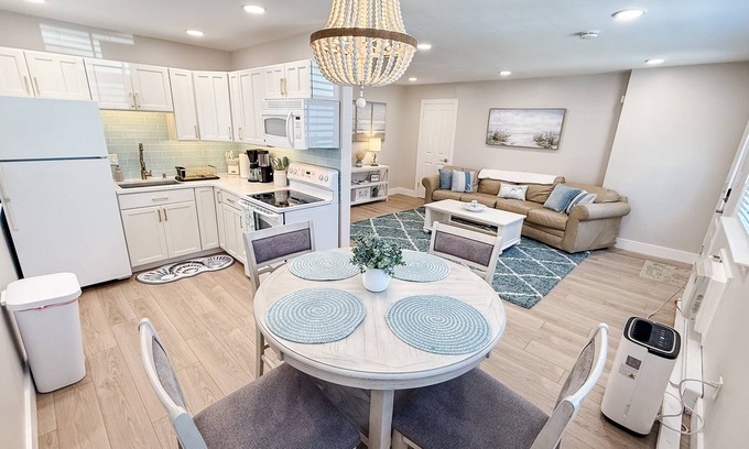 Anglesea Condominio | 2-bedroom condo in serene North Wildwood with WiFi, AC