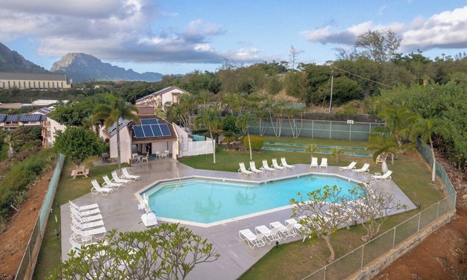 Nawiliwili Apartamento | 2 Bedroom Condo w/Full Kitchen | Onsite Outdoor Pool | Near Nawiliwili Park