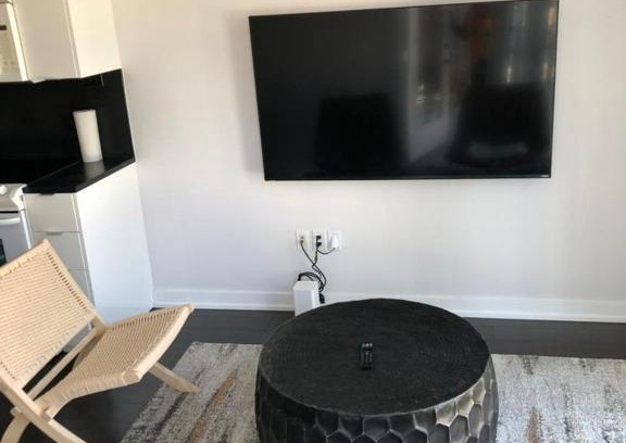 CityPlace Apartamento | 2 Bedroom condo with CN tower views with parking and office space