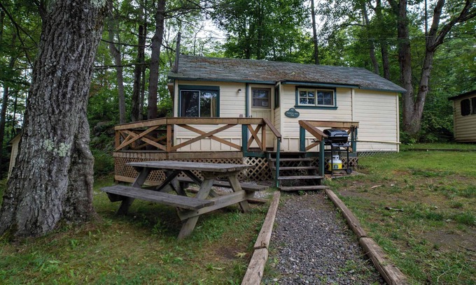Gravenhurst Cabina | Pine Lake: 2-Bedroom Cottage #4 "Monterey Pine"