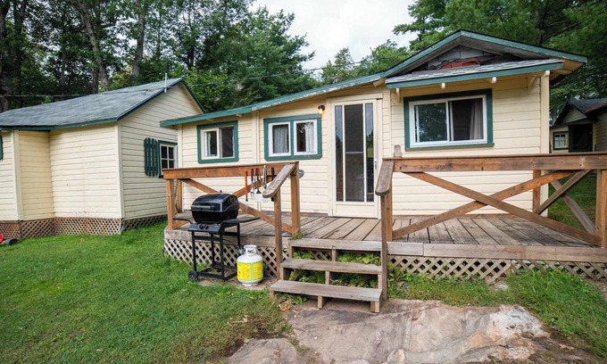 Gravenhurst Cabina | Pine Lake: 2-Bedroom Cottage #5 "Lodgepole Pine"