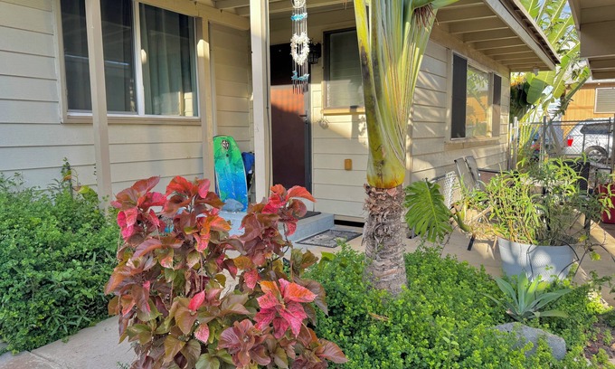 Ewa Cabaña | 2-bedroom cottage, steps from the ocean, AC, parking
