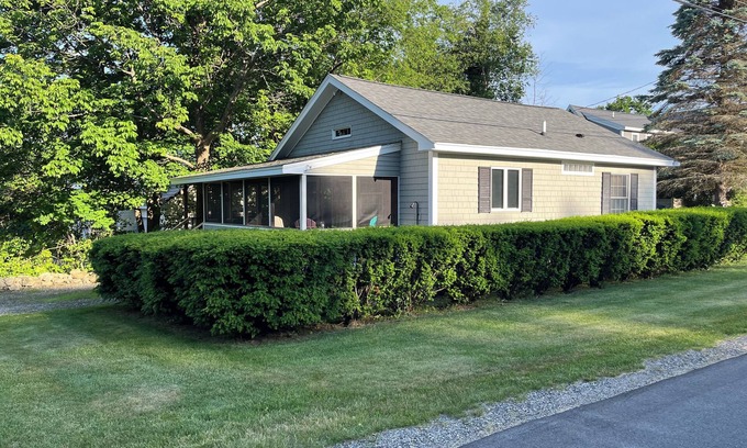 Rye Casa | Duerme 6- 2 bdrm w / loft -bath-cottage -wrapped porch-open / screen -hear the ocean