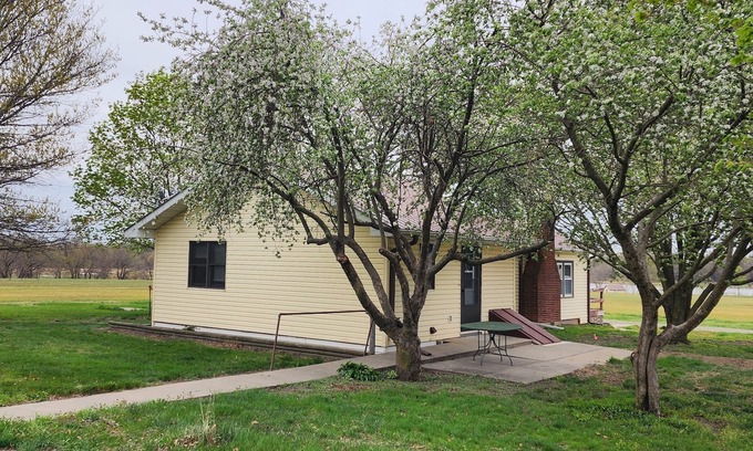 Holmesville Cabina | 2-bedroom country cabin pet friendly and horse boarding
