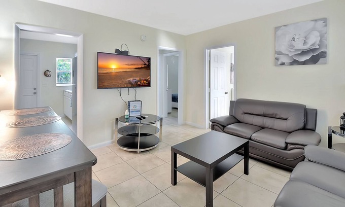 Delray Beach Cabaña | 2 bedroom cozy Cottage walk to Atlantic Ave, pets, free parking