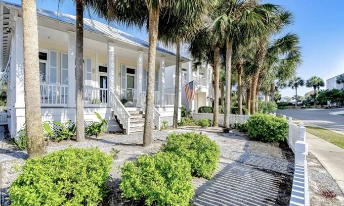 Holiday Isle Cabaña | 2 Bedroom Cozy Cottage steps to the beach and jetty in DESTIN POINTE!