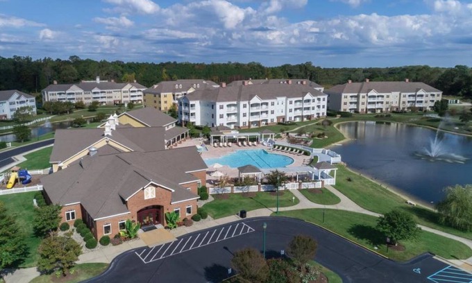 Williamsburg Hotel | 2 Bedroom Deluxe Lock-off, in Beautiful Williamsburg VA