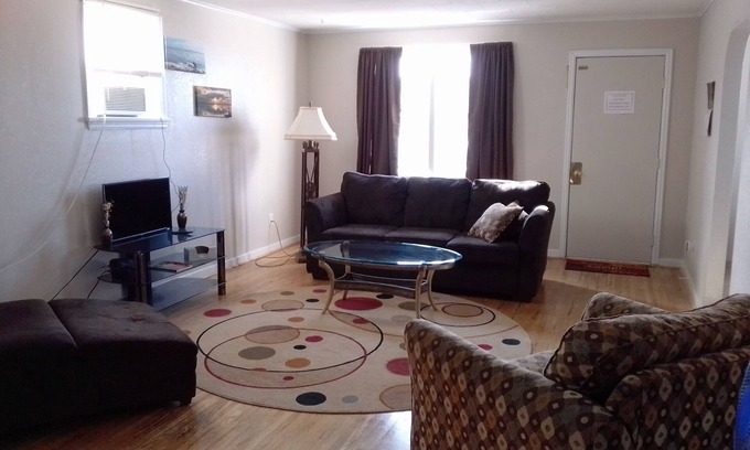 Devils Lake Apartamento | 2 Bedroom Downtown Apartment with off street parking.