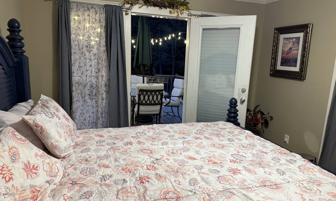 Cornelia Otro | 2-bedroom farmhouse on the Chattahoochee River. Kayaking, fishing, hot tub.