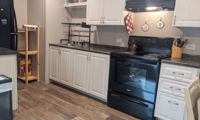Mount Airy Casa | 2-Bedroom Farmhouse- A Retreat with Close by Amenities - Wi-Fi & AC
