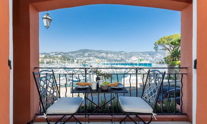 Saint-Jean-Cap-Ferrat Apartamento | 2 bedroom apartment with both balcony and private terrace