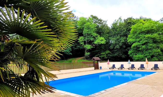Sarlat-la-Caneda Cabaña | Casa de 2 dormitorios, de 5 a 7 personas. Piscina comunitaria. WIFI gratis.