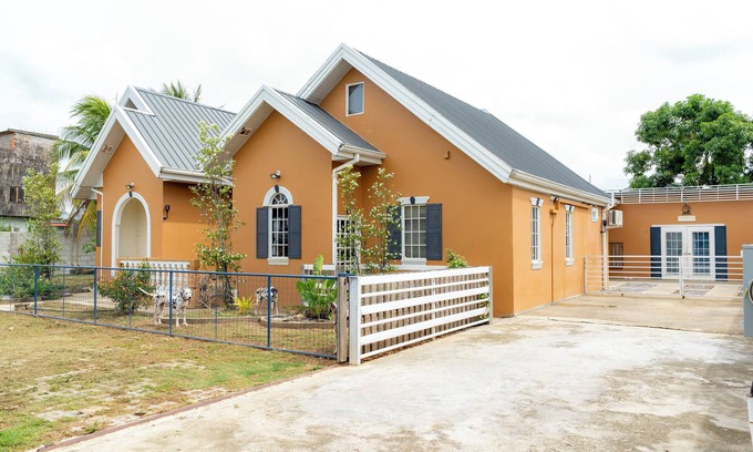 Arouca Apartamento | 2 Bedroom gated Annex -pool, king & queen beds, free parking and wifi