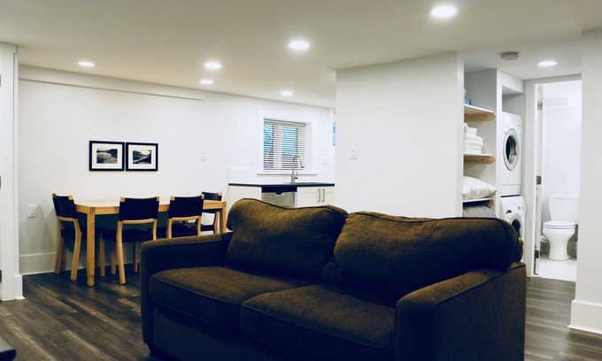 Grandview-Woodland Casa | Suite de 2 dormitorios en la planta baja cerca de "The Drive"