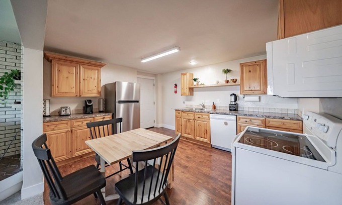 Rexburg Cama Y Desayuno | 2 Bedroom Guest Suite with Free Continental Breakfast