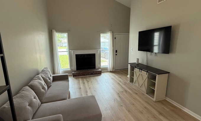 Piney Green Casa | 2 Bedroom Hideaway in Jacksonville