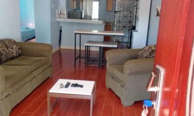 Spalding Casa | 2 bedroom home in Spalding Manchester w/queen bed, kitchen dining & living room