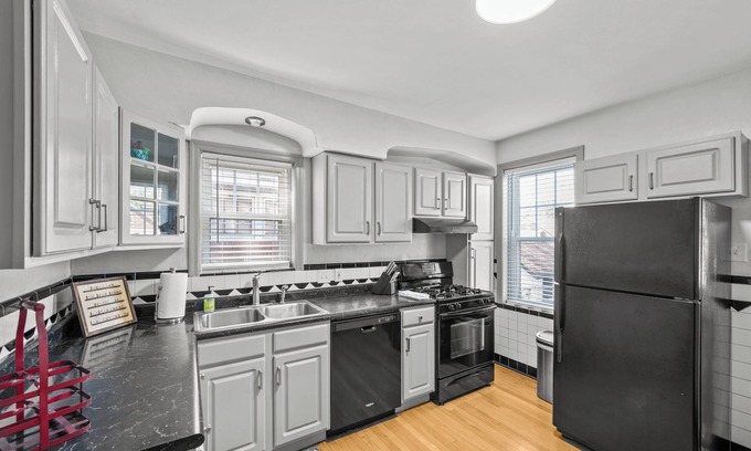 Northampton Casa | Luxury 2 Bedroom Home With Fenced Backyard