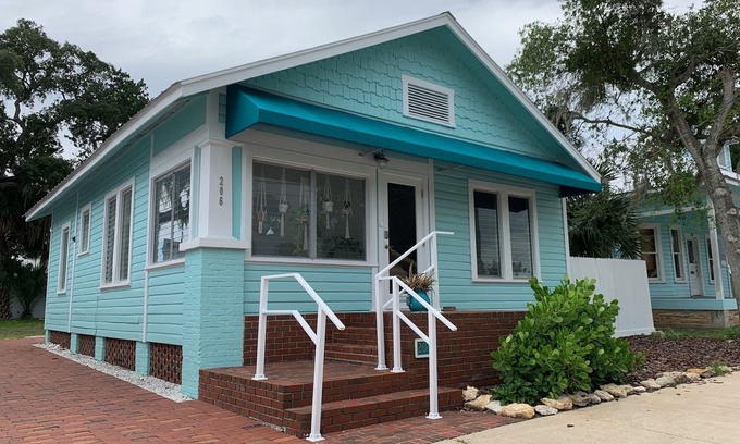 New Smyrna Beach Casa | 2-Bedroom house with a great yard in down town
