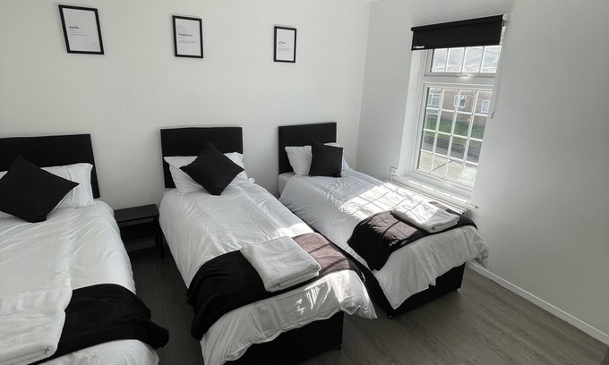 Warley Casa | 2 bedroom house Brentwood , Monochrome Emerald