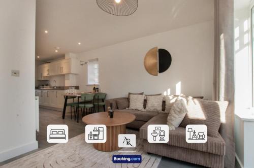 Colchester Casa | 2 Bedroom House By AR Properties Short Lets & Serviced Accommodation Colchester with Garden