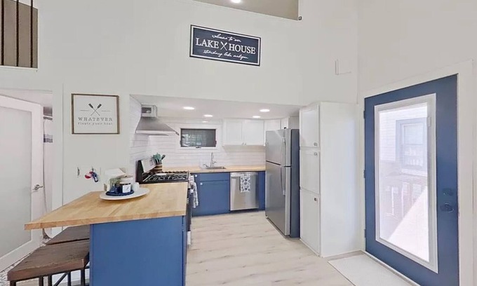 Lakeland Casa | 2-bedroom house on Strawberry Lake in Pinckney, MI with hot tub, WiFi.