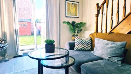Stoke Gifford Casa | 2 Bedroom House, Park on Doorstep, Families and Contractors Friendly, Near Parkway Station