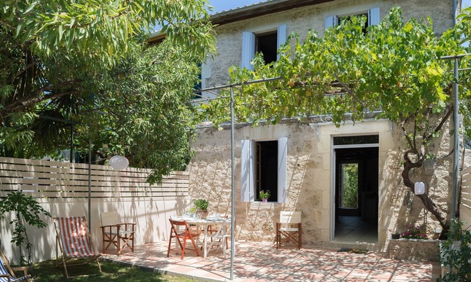 Nikiana Casa | 2-bedroom house, sleeps up to 8, private garden & parking, 70 m. from the beach