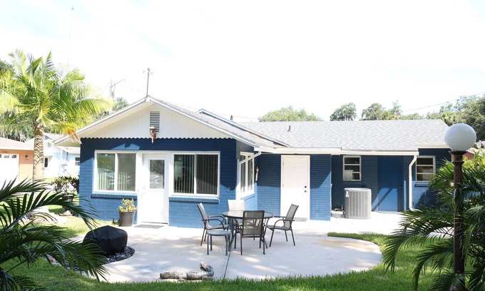 Tavares Casa | 2 Bedroom house with lake access to Lake Harris. 1 minute by boat to Dead River