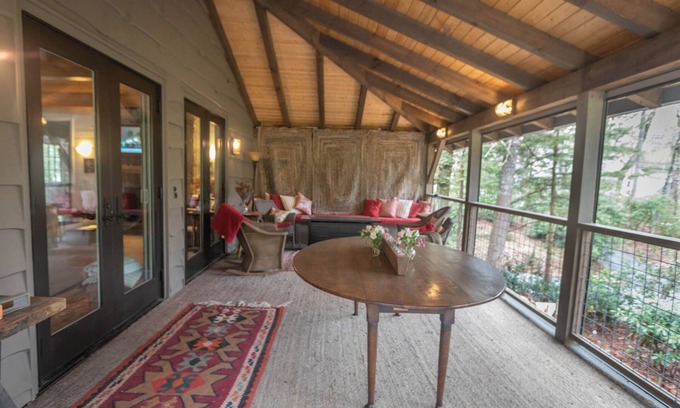 Mirror Lake Casa | 2-Bedroom House with Spacious Outdoor Living area in Mirror Lake neighborhood
