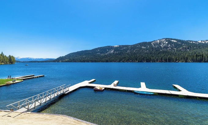 Truckee Condominio | 2-bedroom lakefront condo overlooking Donner Lake and beach.