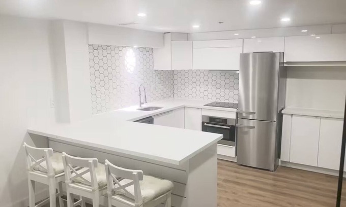 East Danforth Casa | 2 bedroom Laneway house in great area near subway