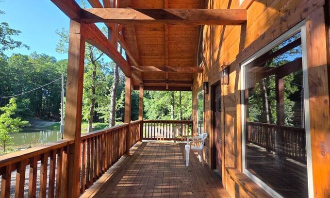 Board Camp Cabina | Luxury 2-bedroom plus loft cabin with WiFi and AC three miles to Wolf Pen Gap