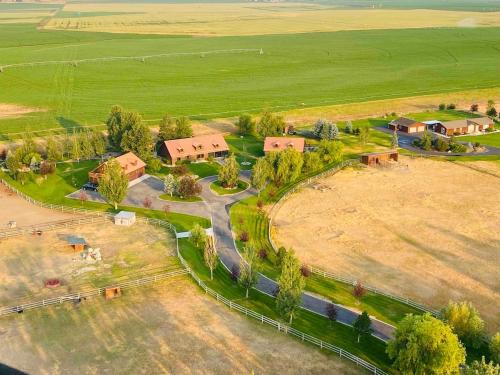 Bozeman Apartamento | 2 Bedroom Loft on Horse, Goat, Donkey and Cow Farm