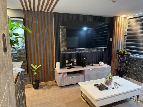 Malamig Apartamento | 2 bedroom loft type with 2 baths Near Rockwell