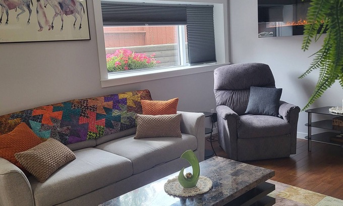 Inglewood Casa | Cozy 2-bedroom lower suite. 10 mins to downtown. Near! Max Bell & Fort Calgary.