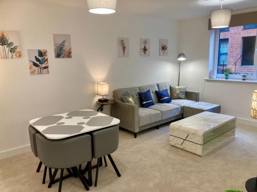 Derby Apartamento | 2 Bedroom Luxury Apartment! City Center with Free Parking!