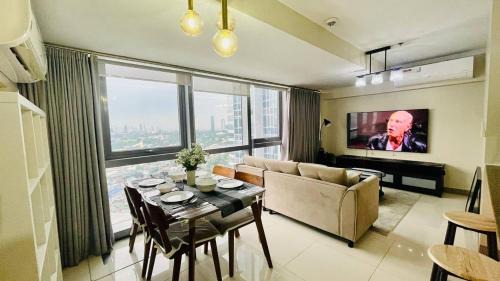 Bagumbayan Apartamento | 2 bedroom Luxury Condo in Eastwood with Scenic City view, unli wifi and netflix