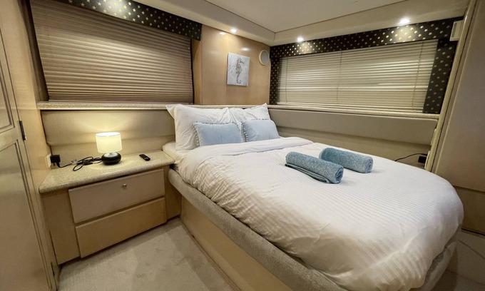 Madeira Beach Alquiler De Eote | 2 Bedroom Luxury Yacht at the heart of downtown Madeira Beach