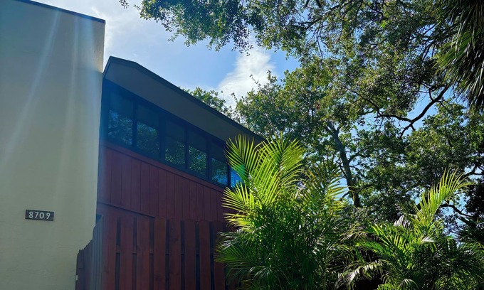 Cape Caneveral Beach Gardens Casa | 2-bedroom oceanfront townhome at the charming Cape Canaveral with WiFi, AC, Pool
