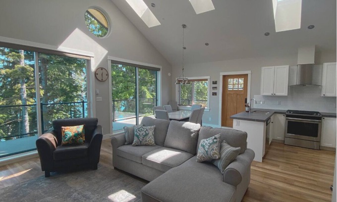 Port Renfrew Cabaña | 2 Bedroom Oceanfront Cottage