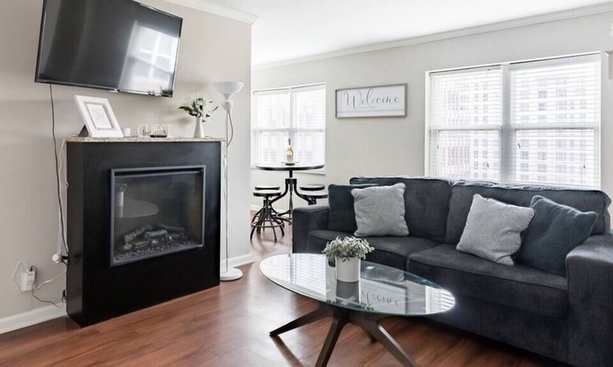 Country Club Plaza Area Apartamento | 2 Bedroom Penthouse One Blk to KC Plaza Pool/Gym