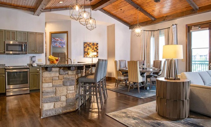 Lake Delton Complejo | 2 Bedroom Presidential, at Glacier Canyon Lodge! Waterpark passes included!