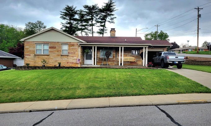 Jasper Casa | 2 Bedroom Pure Stone Delight! Close to historic downtown Jasper