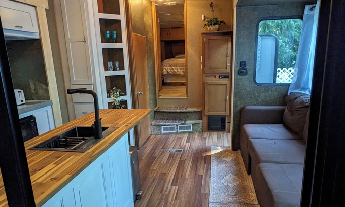Regional District of Nanaimo Casa | 2-bedroom RV in beautiful Bowser with WiFi, AC